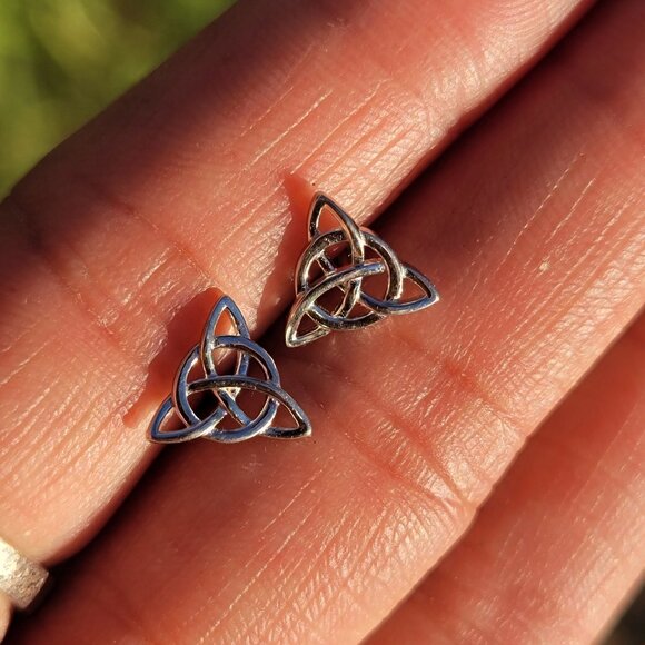 Irish triquetra Celtic knot 925 sterling silver studs earrings - Picture 4 of 13